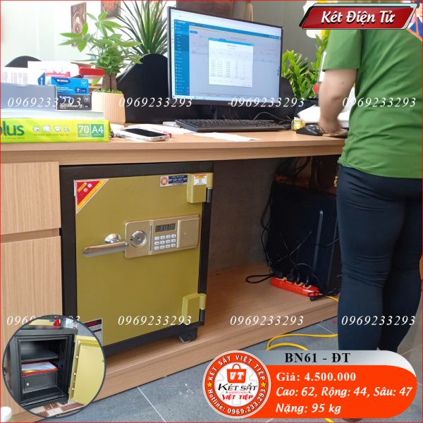 Liên Hệ: 0969 233 293 Để Được Miễn Phí Vận Chuyển! Két Sắt Điện Tử BN61-DT, Đen Vàng, Việt Tiệp, Nặng 95kg, Két Sắt Bắc Giang. Két Sắt Điện Tử BN61-DT, Đen Vàng, Việt Tiệp, Nặng 95kg, Két Sắt Bắc Giang. Kích thước: Cao – 62 (cm), Rộng  – 44 (cm), Sâu – 47 (cm). Nặng: 95 (kg). – Website: ketsatbacgiang.com – Fanpage: https://www.facebook.com/ketsatbacgiang/ – YouTube: https://www.youtube.com/@ketsatbacgiang98 – Tiktok: https://www.tiktok.com/@ketsatbacgiang98 – Két Sắt Bắc Giang, Két Sắt Việt Tiệp Bắc Giang – Đại Lý Phân Phối Két Sắt Việt Tiệp Uy Tín Tại Bắc Giang Tính năng: – Chức Năng khóa điện tử: Đổi được từ 1 đến 8 số, bấm sai mã 3 lần sẽ tự động báo động vang lên, an toàn tuyệt đối. – Ẩn mã số: Két sắt có chức năng ẩn mã số trong quá trình sử dụng tránh kẻ gian dình mở két sắt. – Chống di chuyển: hệ thống báo động vang lên khi kẻ gian va đập mạnh vào két sắt. – Thân két sắt được đúc đặc 2 lớp thép nguyên khối, ở giữa là bột chống cháy. – Khả năng chống cháy: ~ 1800 độ C trong 120 phút. – Sản phẩm được phủ 3 lớp sơn tránh phai mầu theo thời gian. Két Sắt Điện Tử BN61-DT, Đen Vàng, Việt Tiệp, Nặng 95kg, Két Sắt Bắc Giang.