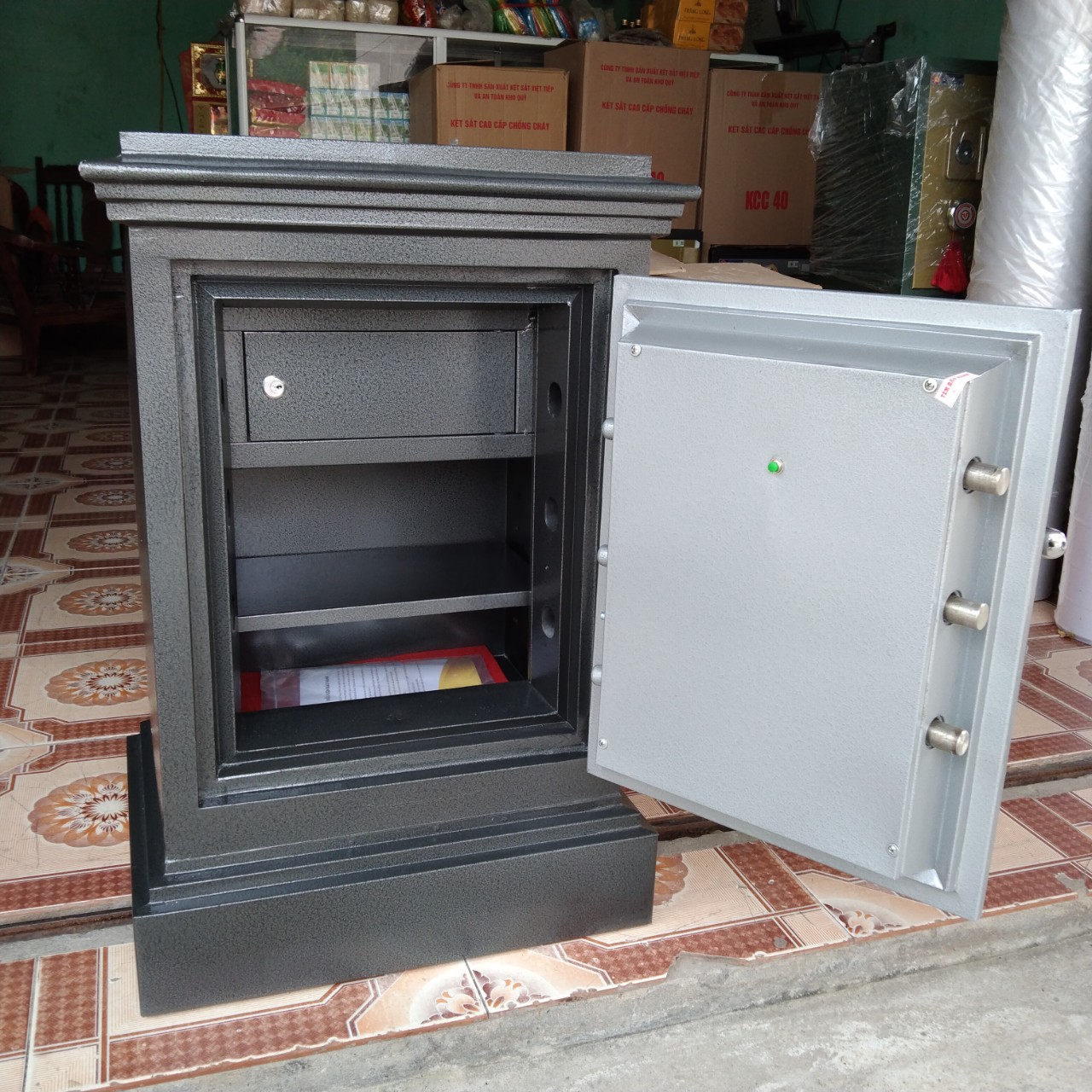 Liên Hệ: 0969 233 293 Để Được Miễn Phí Vận Chuyển!Két Sắt Điện Tử BN61-DT, Đen Đỏ, Việt Tiệp, Nặng 95kg, Két Sắt Bắc Giang, Két Sắt Việt Tiệp Bắc Giang.