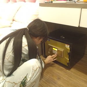 Liên Hệ: 0969 233 293 Để Được Miễn Phí Vận Chuyển! Két Sắt Điện Tử BN37-DT, Đen Vàng, Việt Tiệp, Nặng 38kg, Két Sắt Bắc Giang, Két Sắt Việt Tiệp Bắc Giang. 🚩 Kích thước: Cao – 37 (cm), Rộng  – 43 (cm), Sâu – 37 (cm). 🚩 Nặng: 38 (kg). ☎Zalo: 0969233293 🌎Website: ketsatbacgiang.com 🌱Facebook: https://www.facebook.com/ketsatbacgiang/ 📌YouTube: https://www.youtube.com/@ketsatbacgiang98 🍄Tiktok: https://www.tiktok.com/@ketsatbacgiang98 🏠Đại Lý Két Sắt Việt Tiệp Uy Tín Tại Bắc Giang. Két Sắt Bắc Giang, Két Sắt Việt Tiệp Bắc Giang Két Sắt Điện Tử BN37-DT, Đen Vàng, Việt Tiệp, Nặng 38kg, Két Sắt Bắc Giang, Két Sắt Việt Tiệp Bắc Giang.