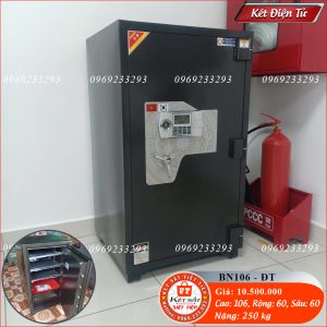 Liên Hệ: 0969 233 293 Để Được Miễn Phí Vận Chuyển! Két Sắt Điện Tử BN106-DT, Đen Ghi, Việt Tiệp, Nặng 250kg, Két Sắt Bắc Giang, Két Sắt Việt Tiệ Bắc Giang. Kích thước: Cao - 106 (cm), Rộng  - 60 (cm), Sâu - 60 (cm). Nặng: 250 (kg). Zalo: 0969233293 Website: ketsatbacgiang.com Facebook: https://www.facebook.com/ketsatbacgiang/ YouTube: https://www.youtube.com/@ketsatbacgiang98 Tiktok: https://www.tiktok.com/@ketsatbacgiang98 Đại Lý Két Sắt Việt Tiệp Uy Tín Tại Bắc Giang. Két Sắt Bắc Giang, Két Sắt Việt Tiệp Bắc Giang Két Sắt Điện Tử BN106-DT, Đen Ghi, Việt Tiệp, Nặng 250kg, Két Sắt Bắc Giang, Két Sắt Việt Tiệ Bắc Giang.